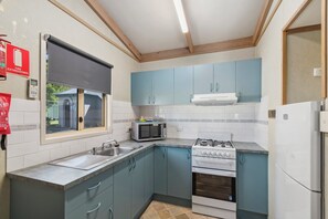 小屋, 2 间卧室 (Bradman, Double + Tri-bunk) | 私人厨房 | 冰箱、微波炉、电热水壶、烤面包机