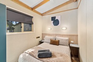 小屋, 2 间卧室 (Bradman, Double + Tri-bunk) | 1 多间卧室、笔记本电脑工作区、熨斗/熨衣板、床单