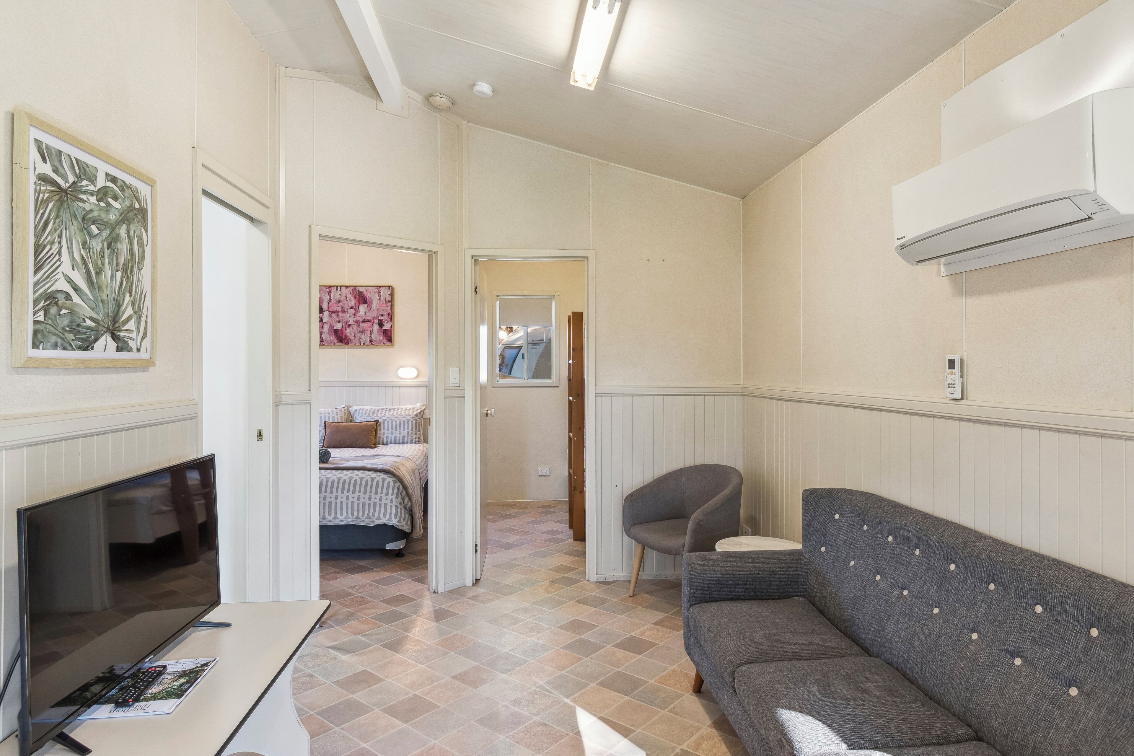 Cabaña estándar (Gibraltar) | Área de sala de estar | Televisión de pantalla plana de 26 pulgadas con canales digitales 