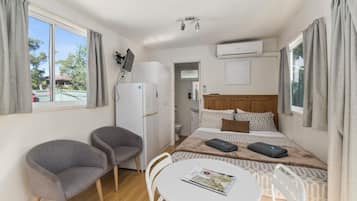 Economy studio, 1 queensize bed | 1 slaapkamer, een strijkplank/strijkijzer, beddengoed