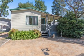 Economy 2 Bedroom Cabin - Pet Friendly | Terrace/patio - Mittagong Holiday Park (Mittagong)