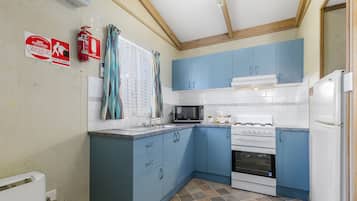 Cabaña, 2 habitaciones (Bradman, Double + Tri-bunk) | Cocina privada | Refrigerador, microondas, tetera eléctrica y tostadora