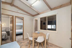 Economy huisje, 2 slaapkamers (Bradman, Double + Tri-bunk) | Dineren op de kamer