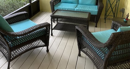 Quiet and peaceful yet walk to Charming Downtown MT. Dora