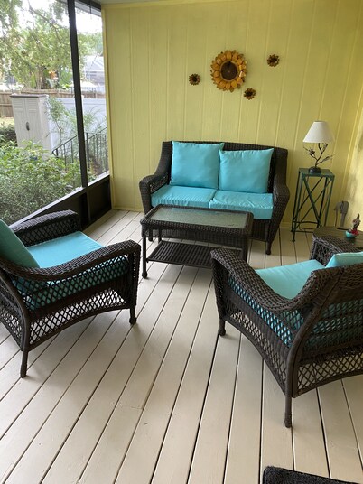 Quiet and peaceful yet walk to Charming Downtown MT. Dora