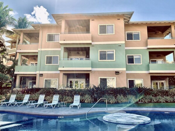 Pool - Beach Front, Ocean View Condo (Best Surfing/Snorkeling). (Kailua-Kona)