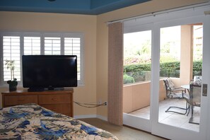 2 bedrooms, iron/ironing board, free WiFi, bed sheets - Beach Front, Ocean View Condo (Best Surfing/Snorkeling). (Kailua-Kona)
