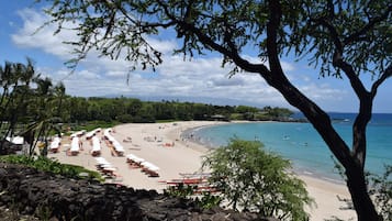 En la playa, camastros y toallas de playa