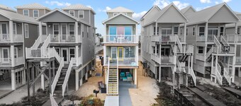 PICKLEBALL next to LUXURY BEACHFRONT HOUSE Arcade, Ping Pong, Corn Hole & Games!