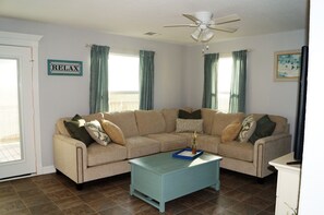 スマートテレビ、暖炉、DVD プレーヤー