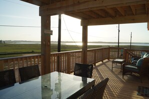 Outdoor dining - Beautiful Cozy Brand New Beach House (Surfside beach)