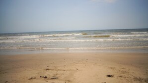 Une plage de sable fin aux vagues douces.