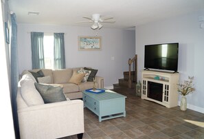 Smart TV, fireplace, DVD player - Beautiful Cozy Brand New Beach House (Surfside beach)