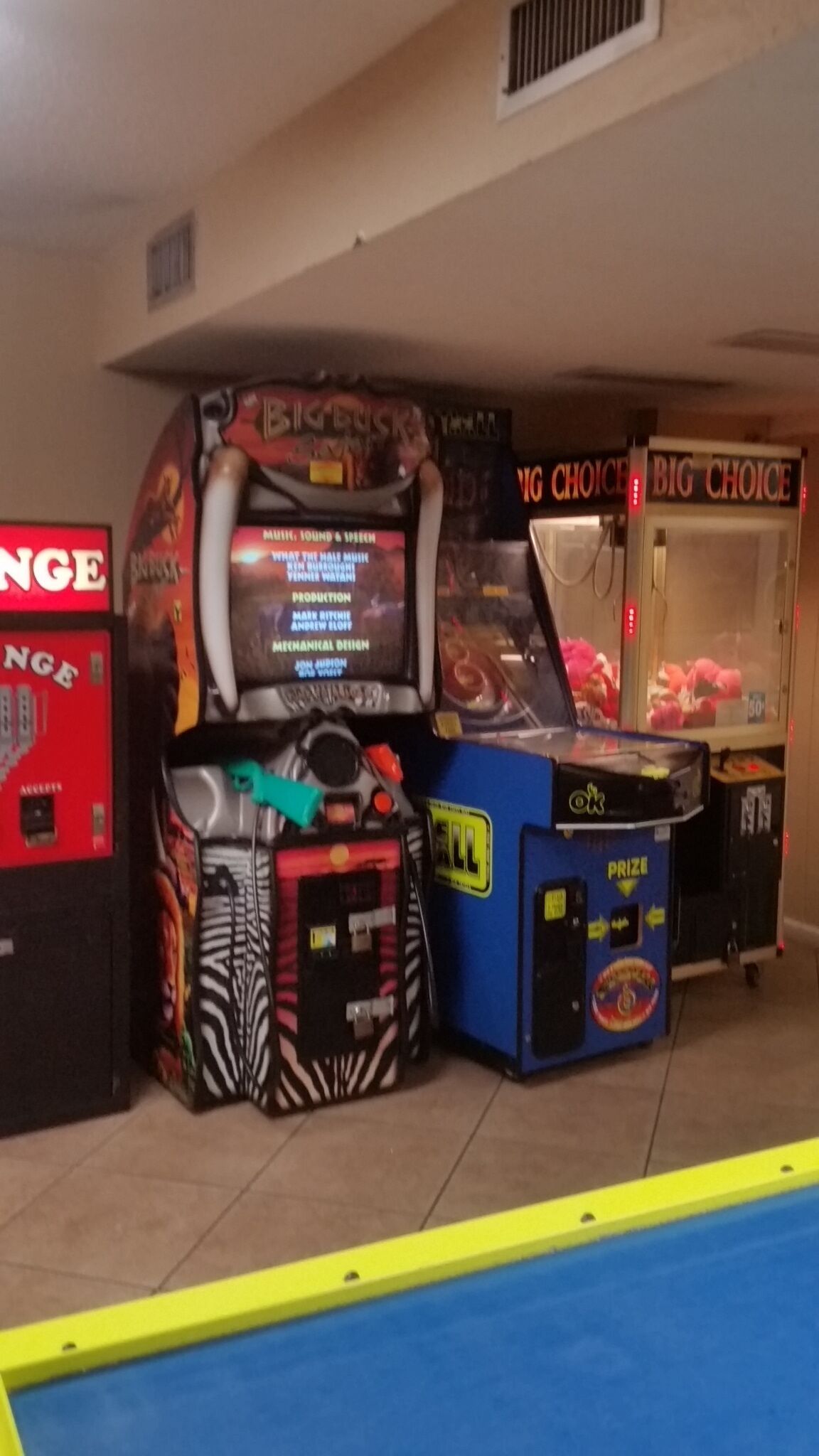 A row of arcade machines including 'BIG CHOICE' and 'BIG CHOICE 2'.