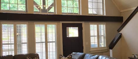 Smart-TV, Kamin, Videospiele, DVD-Player