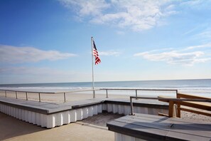 Una spiaggia nelle vicinanze, lettini da mare