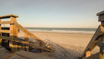 Plage à proximité, chaises longues