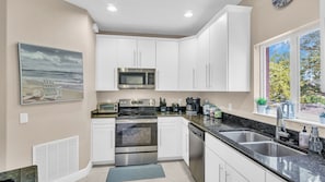 Refrigerador, microondas, horno, placa de cocina