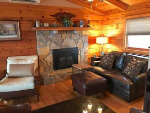 Smart-TV, Kamin, Bücher