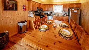 Een koelkast, een microgolfoven, een oven, een vaatwasser