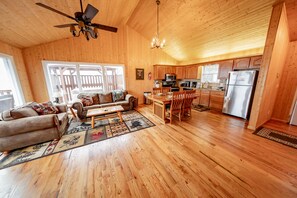 Smart TV, fireplace - PET FRIENDLY /NEAR OBER GATLINBURG CHALET VILLAGE SKI MOUNTAIN ROAD /HOT TUB (Gatlinburg)