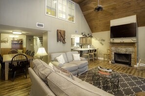 Una Smart TV, una chimenea, un reproductor de DVD, un futbolín