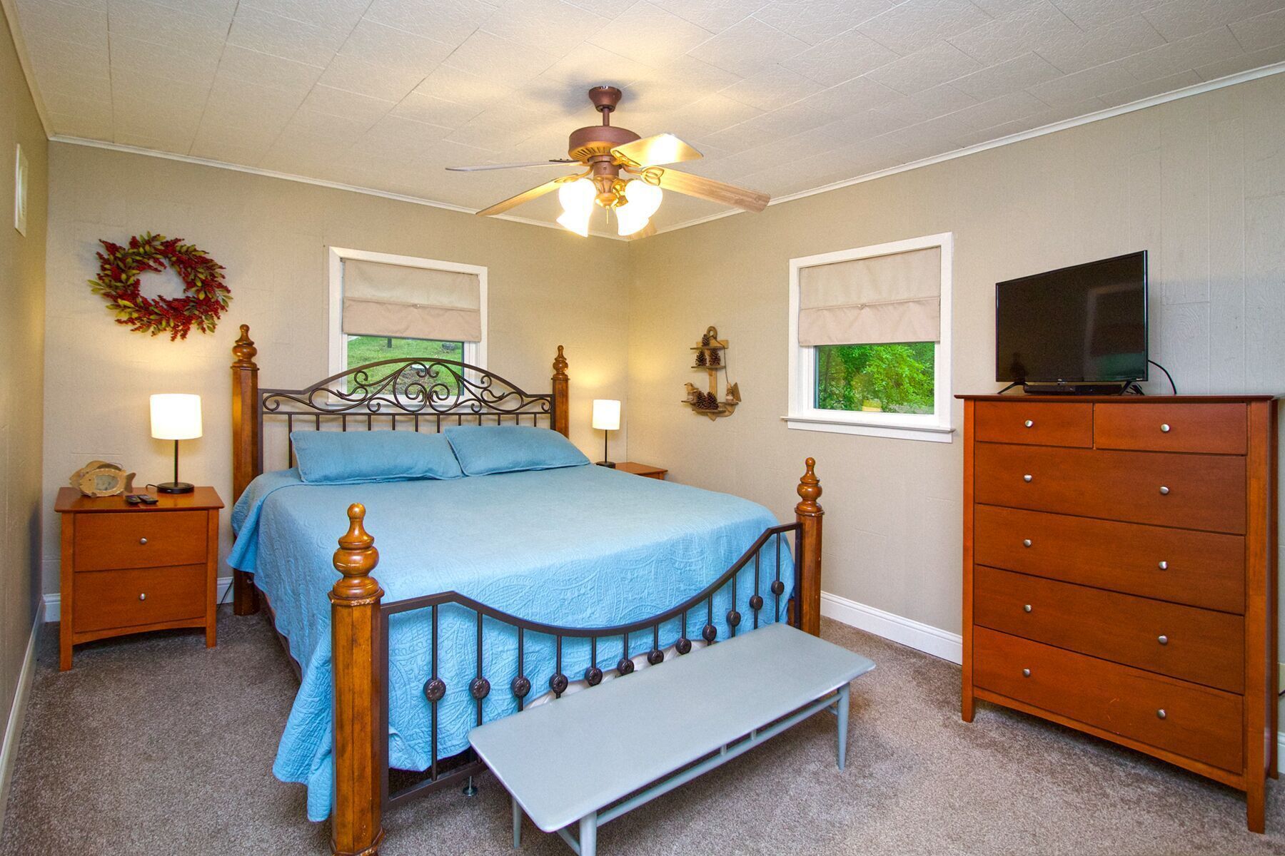 4 bedrooms, travel crib, WiFi (free), bed sheets