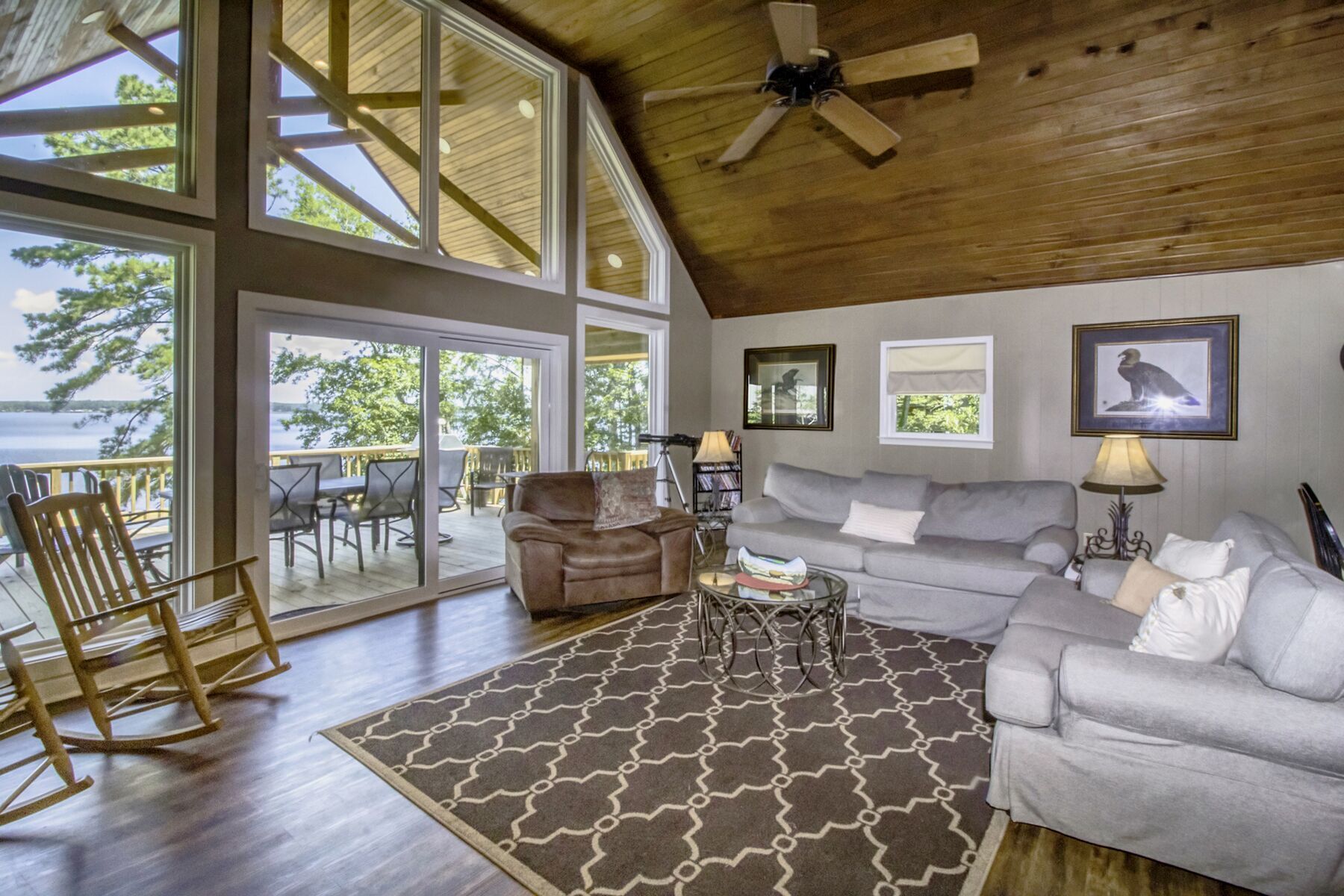 Smart-TV, peis, DVD-spiller og fotballspill