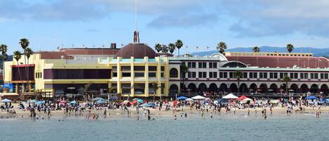 Beach nearby, sun-loungers, beach towels
