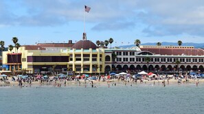 Beach nearby, sun-loungers, beach towels