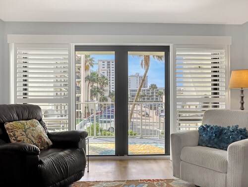 Ocean View Steps From Beach! 75” TV Free WiFi & Movie