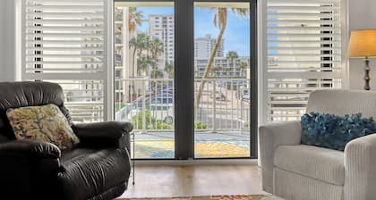 Merinäköala askeleen päässä rannalta! 60''TV, ilmainen WiFi ja elokuvat