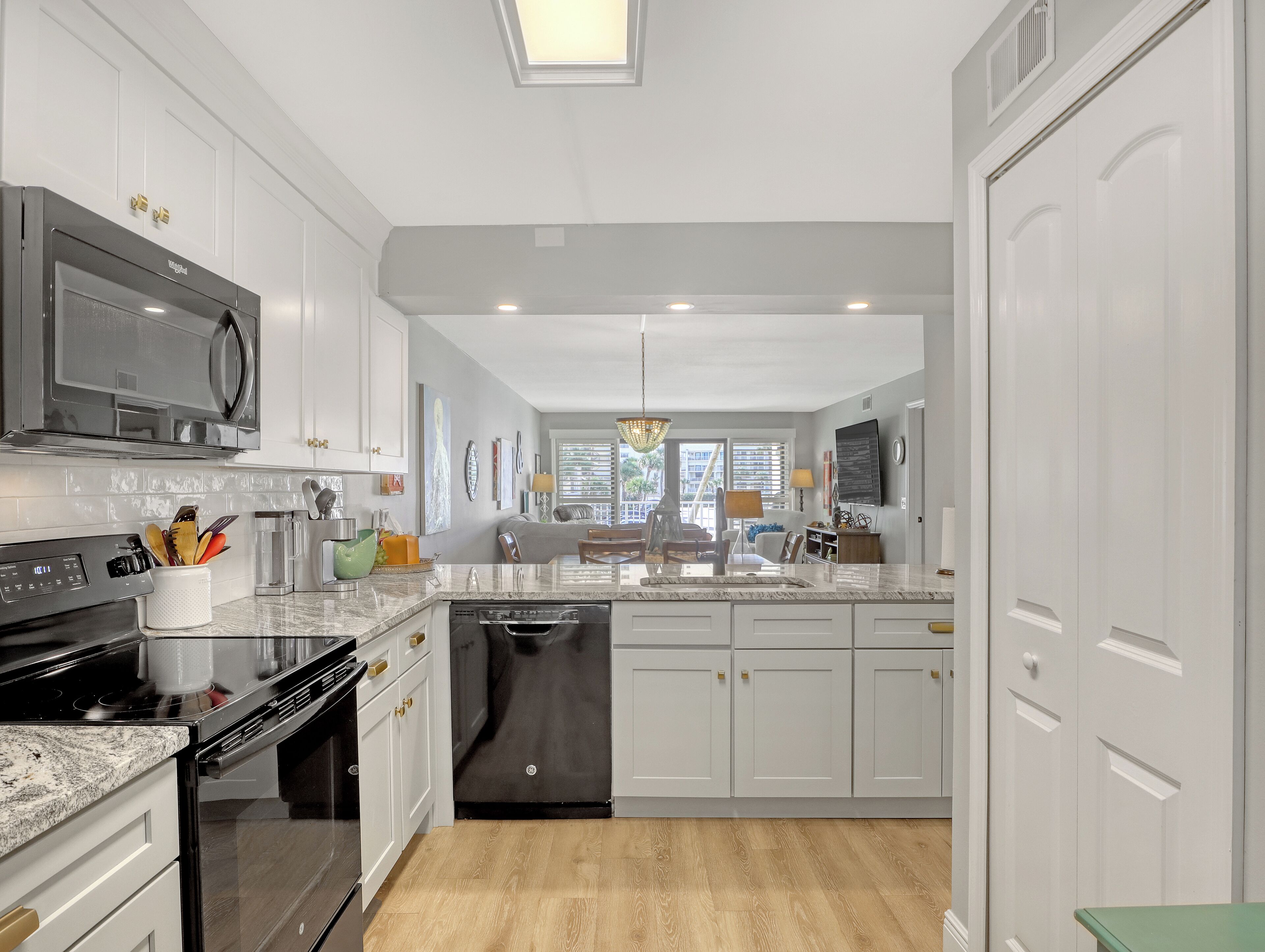 冰箱、微波炉、烤箱、炉灶