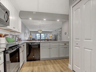 Ocean View Steps From Beach! 75” TV Free WiFi & Movies