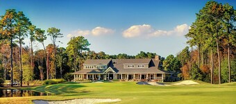 DolphinInnOBX Steps to beach 7BR Pool, Gym, Pickleball, Pirate Ship, Golf.