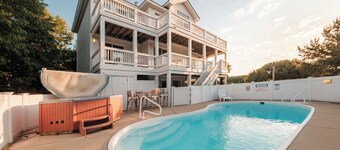 DolphinInnOBX Steps to beach 7BR Pool, Gym, Pickleball/Tennis, Pirate Ship, Golf