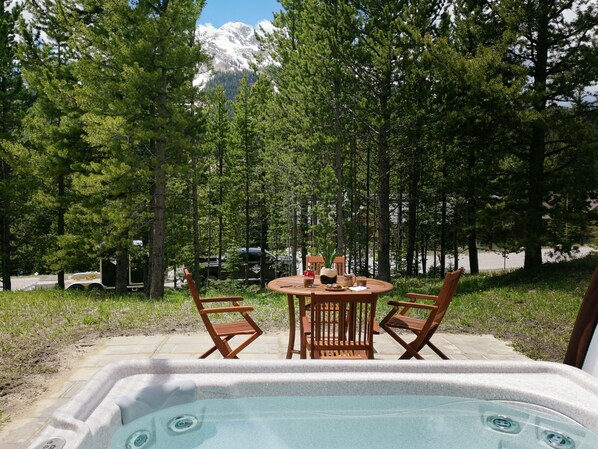 Outdoor dining - Casa Big Sky - Two Bed Apt in Large Private Home on Groomed Ski Trail (Big Sky)