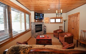Smart TV, fireplace, stereo - Casa Big Sky - Two Bed Apt in Large Private Home on Groomed Ski Trail (Big Sky)