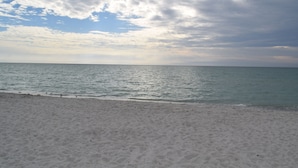 A beach with a sandy shore and a calm sea under a cloudy sky. - Private Large Pool Getaway Near Siesta Key Gulf Gate Home (Sarasota)