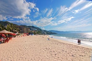 En la playa, camastros y toallas de playa 