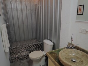 Regadera, secadora de cabello, toallas, jabón 