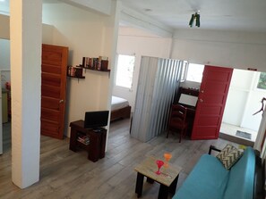 1 habitación, caja de seguridad en la habitación y escritorio 