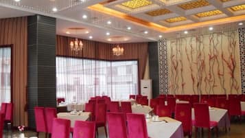 3 restaurants, breakfast served