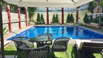 Außenpool, Liegestühle