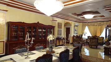 Frühstück, Mittagessen, Abendessen, lokale Küche