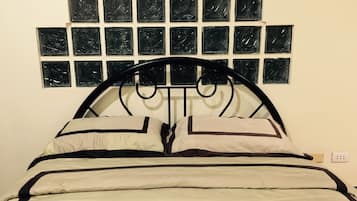 Escritorio, wifi gratis y ropa de cama