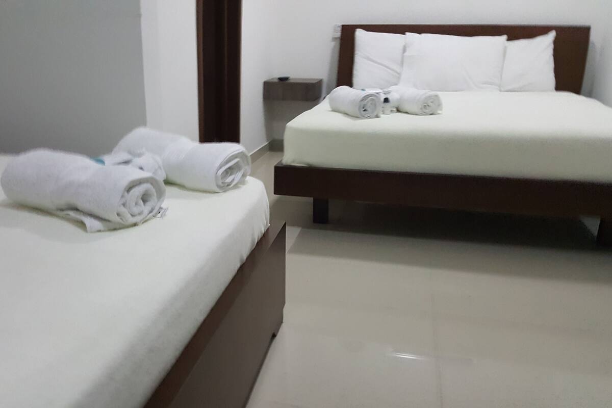 Habitación individual superior, 1 cama de matrimonio | Ropa de cama de alta calidad, caja fuerte, wifi gratis
