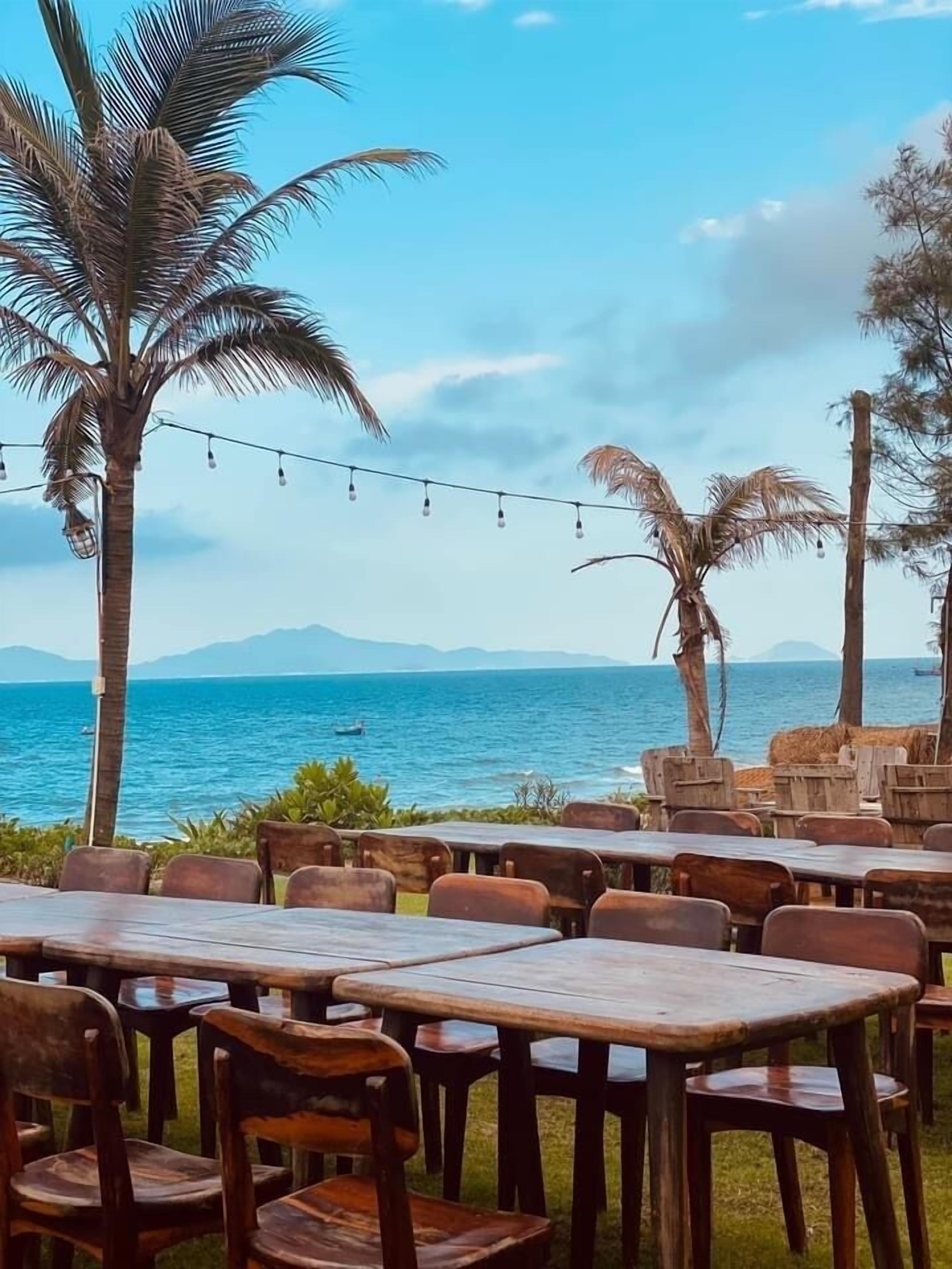 breakfast, lunch, dinner served; local and international cuisine