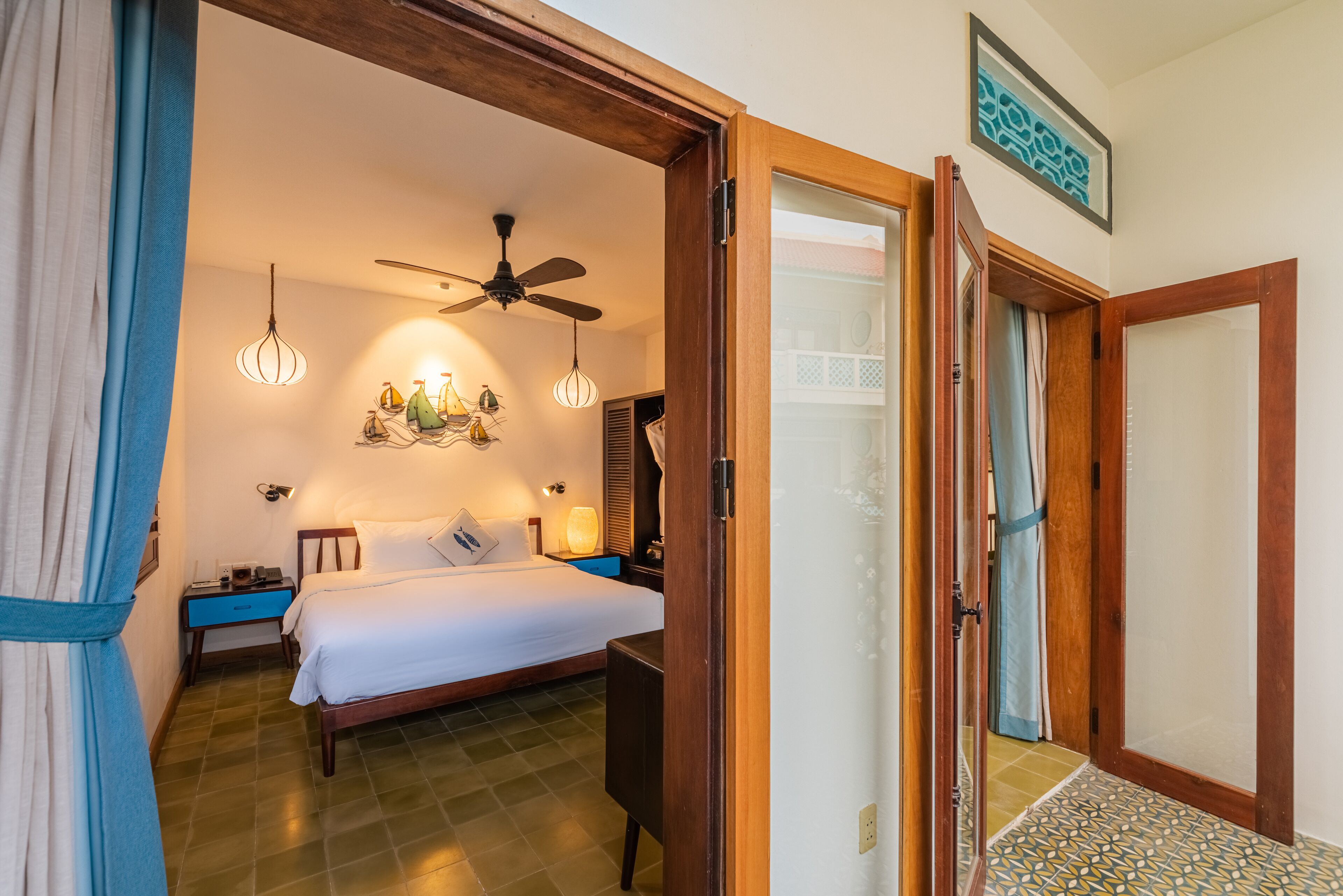 lobster room | minibar, individually decorated, individually furnished, desk