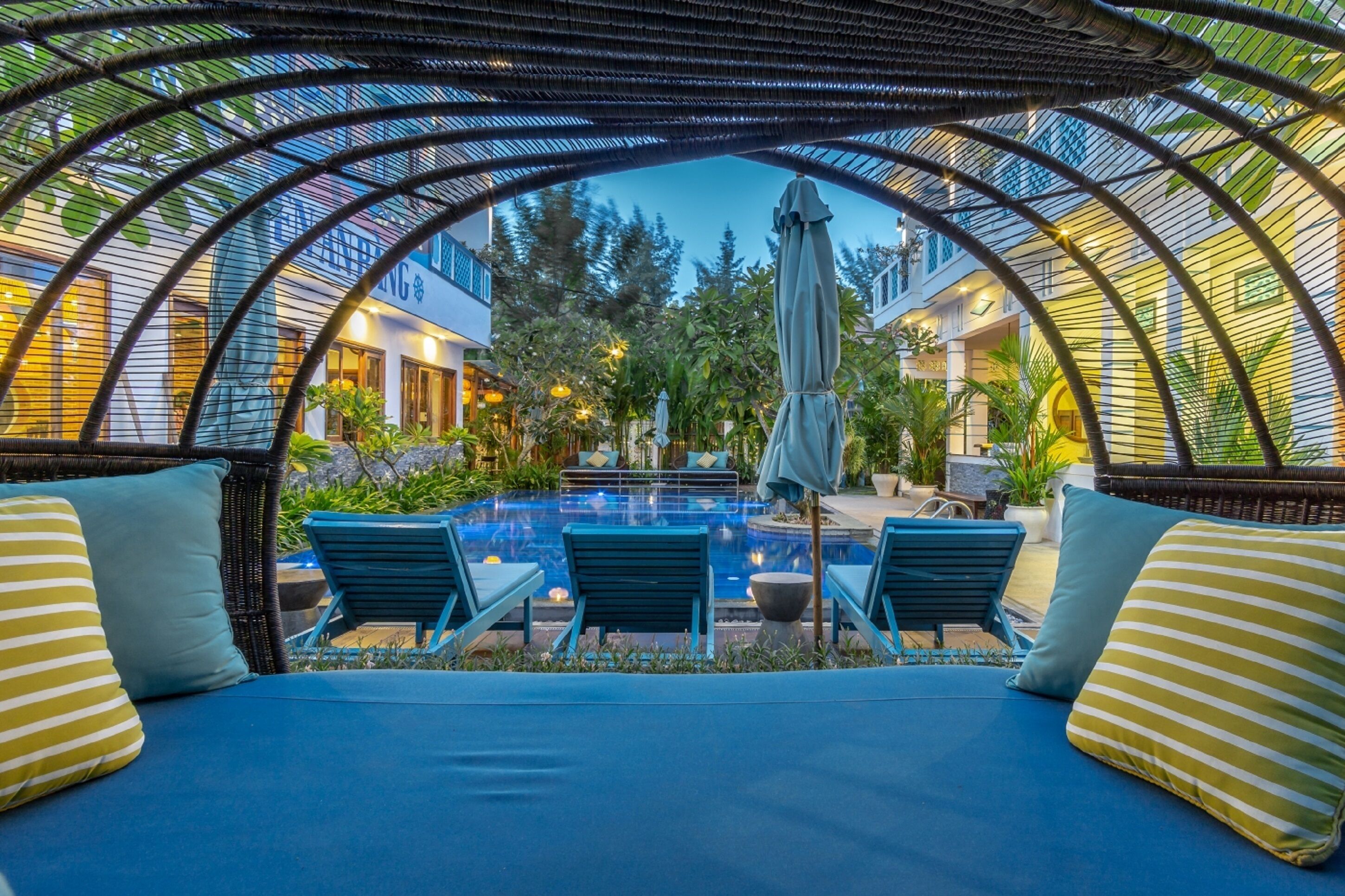 outdoor pool, open 7:00 am to 10:00 pm, pool umbrellas, pool loungers